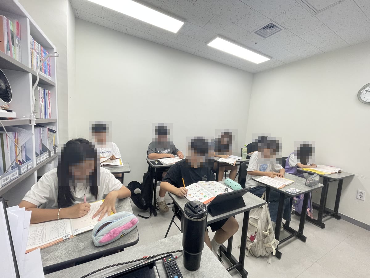 정규 수업 시간에 교재를 풀고 있는 학생들 (얼굴 모자이크)