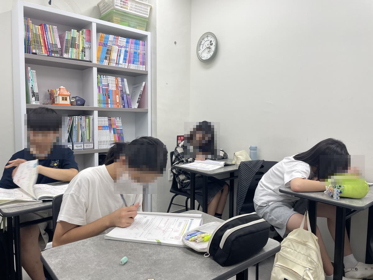 소규모 강의실에서 문제를 푸는 학생들 (얼굴 모자이크)